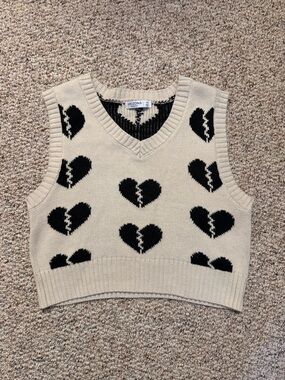 Arizona Jean Co. black + cream heartbreaker cropped sweater knit vest